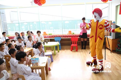 泰心患儿庆六一:志愿者献爱心 关爱先心病儿童