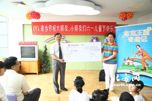 泰心患儿庆六一:志愿者献爱心 关爱先心病儿童