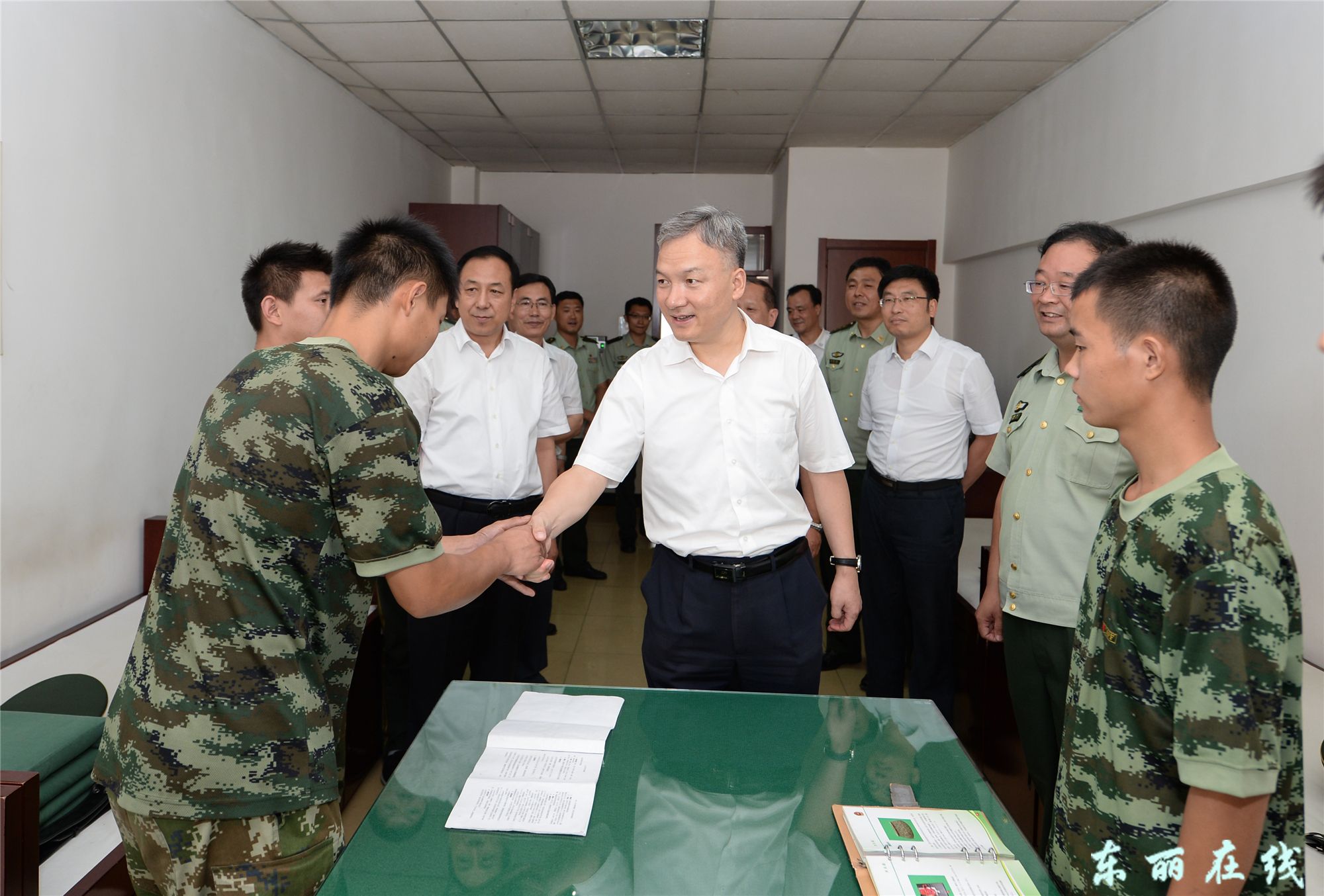 区领导慰问消防支队官兵 - 图片新闻 - 东丽在线