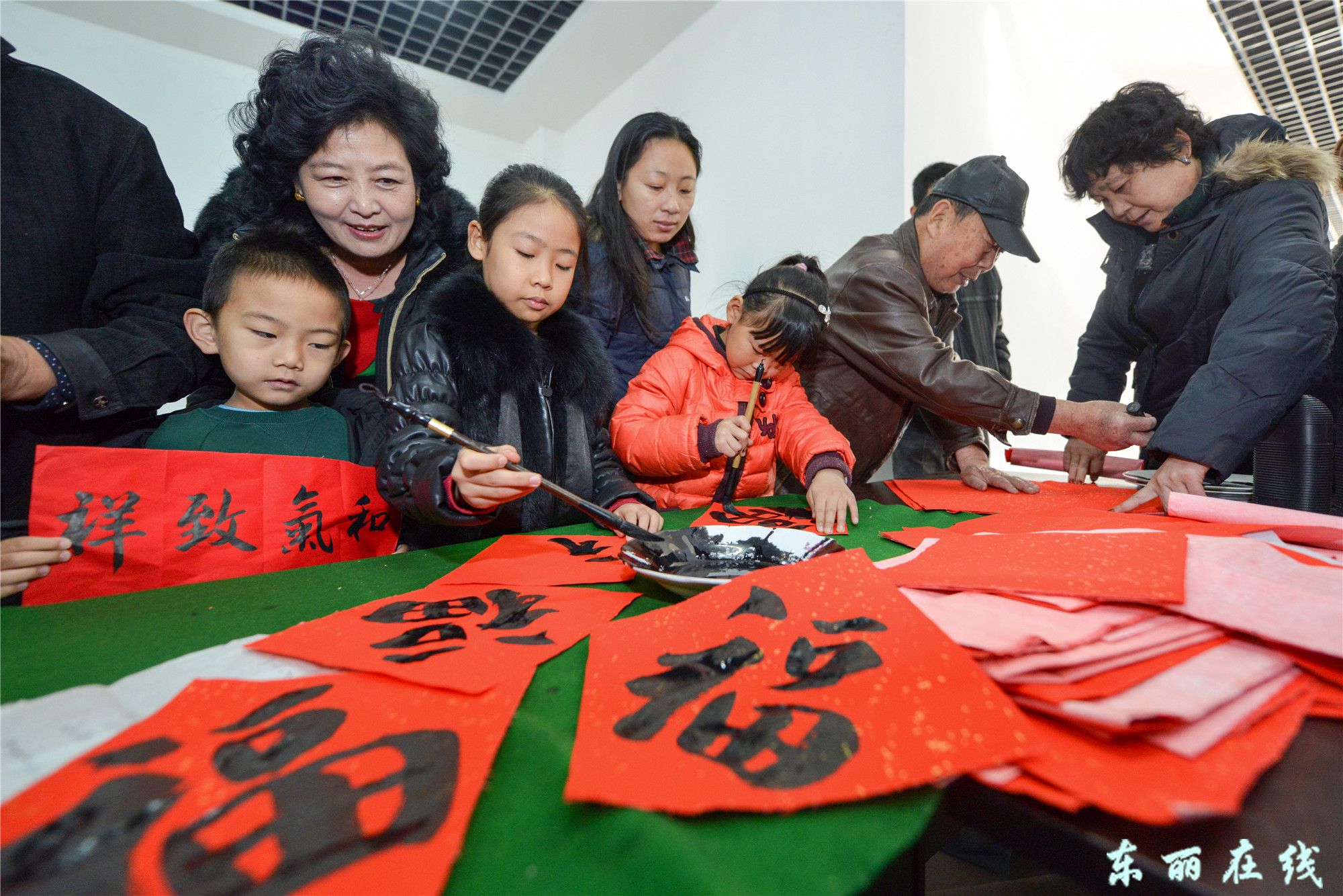 迎新春送福字写对联 - 图片新闻 - 东丽在线