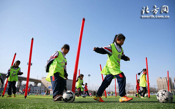 3.8亚足联女足日 天津举办女孩足球节活动 -