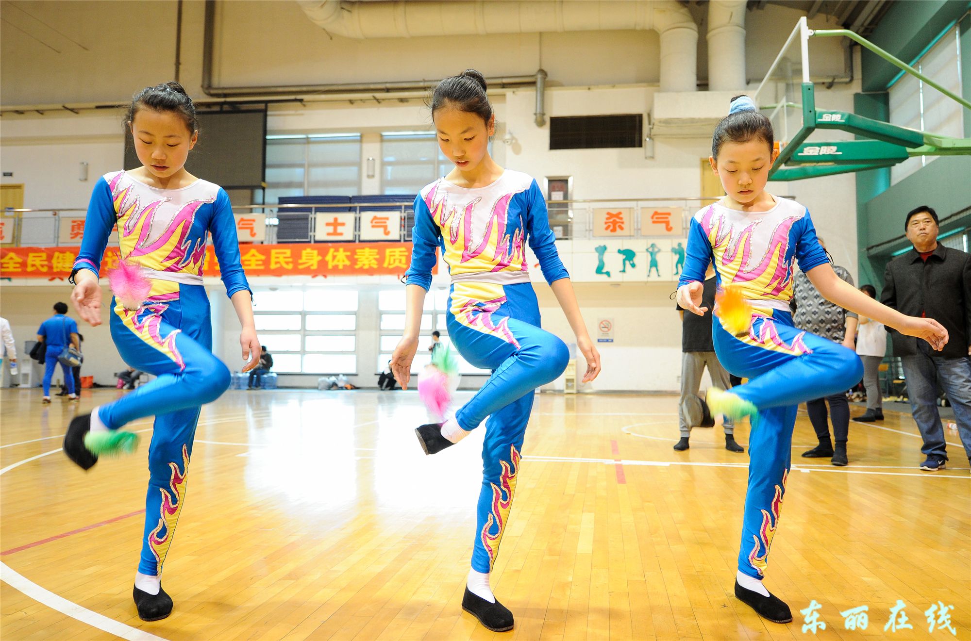 花毽翻飞展绝技 联谊活动增友情 - 图片新闻 - 东丽在线