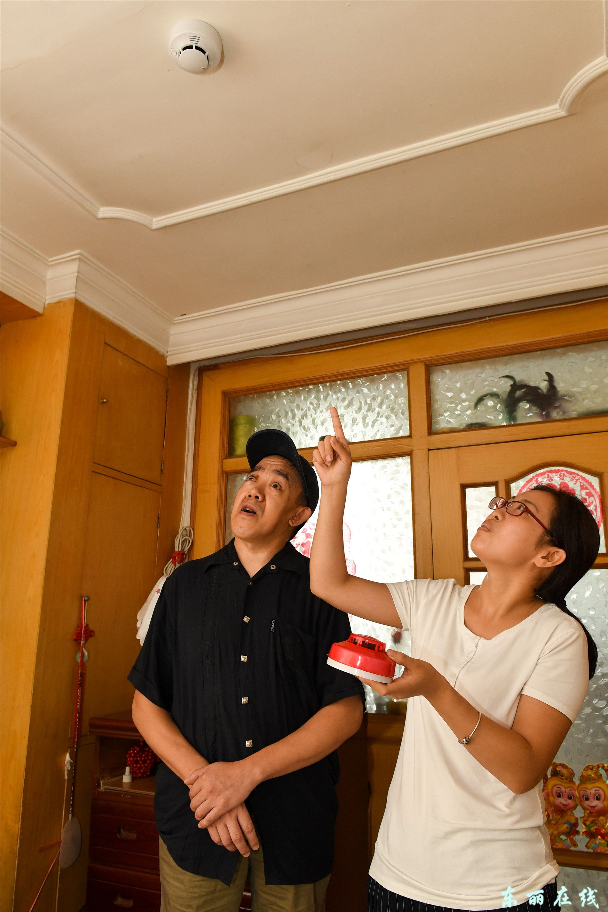 我区为特殊家庭安装烟雾报警器 - 图片新闻 - 东