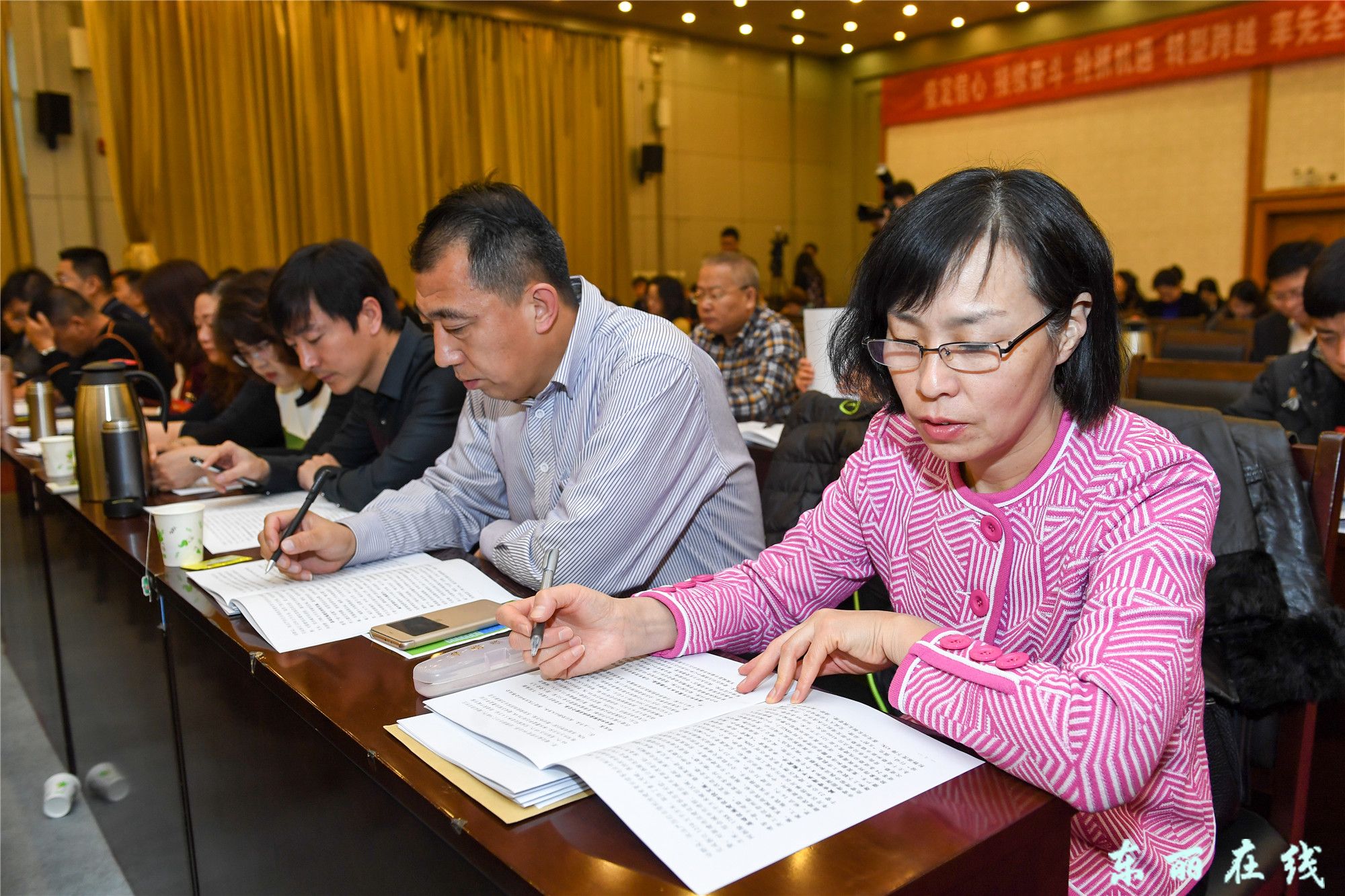 十七大人口政策_迎接十七大代表(3)