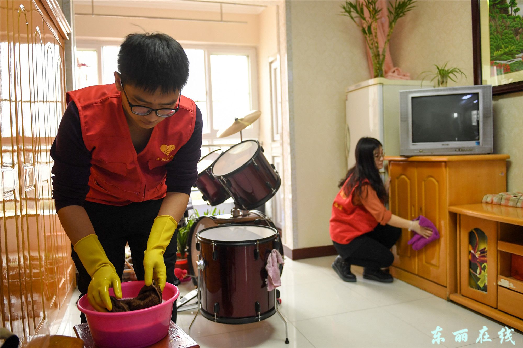 无瑕街志愿者为失独家庭做家政服务 - 图片新闻