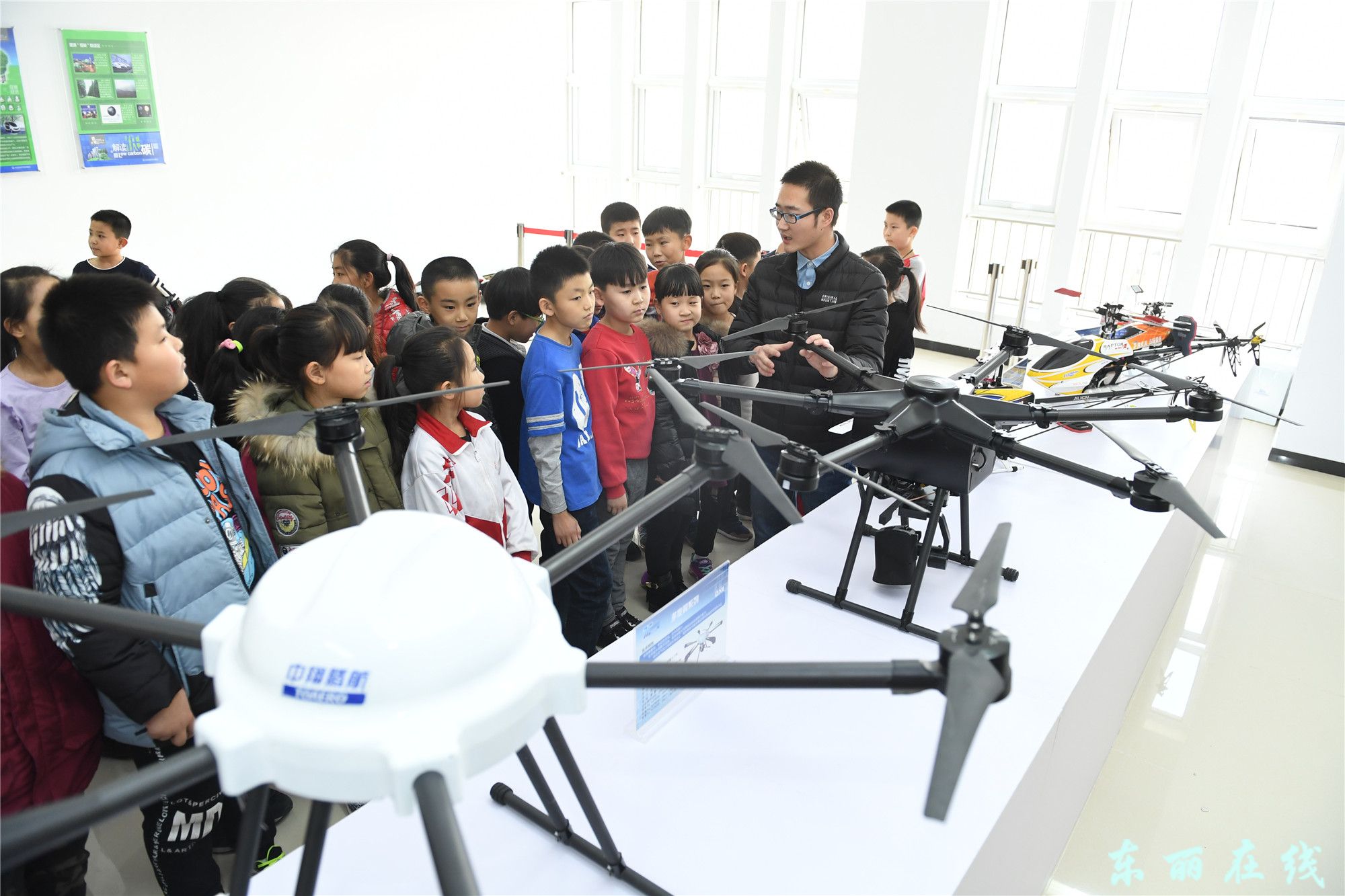 无人机走进青少年科普基地 - 图片新闻 - 东丽在