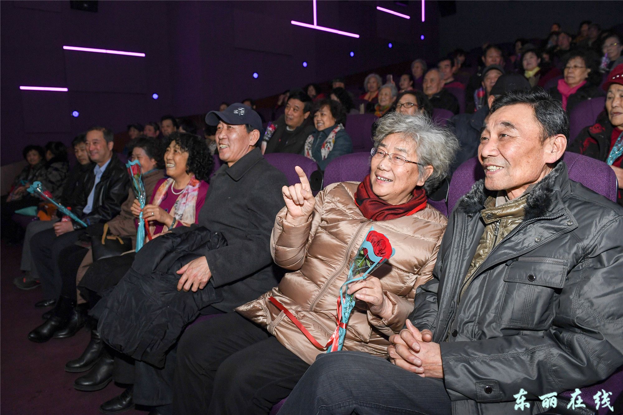 老人免费看电影 重温浪漫情人节 - 图片新闻 - 东丽在线