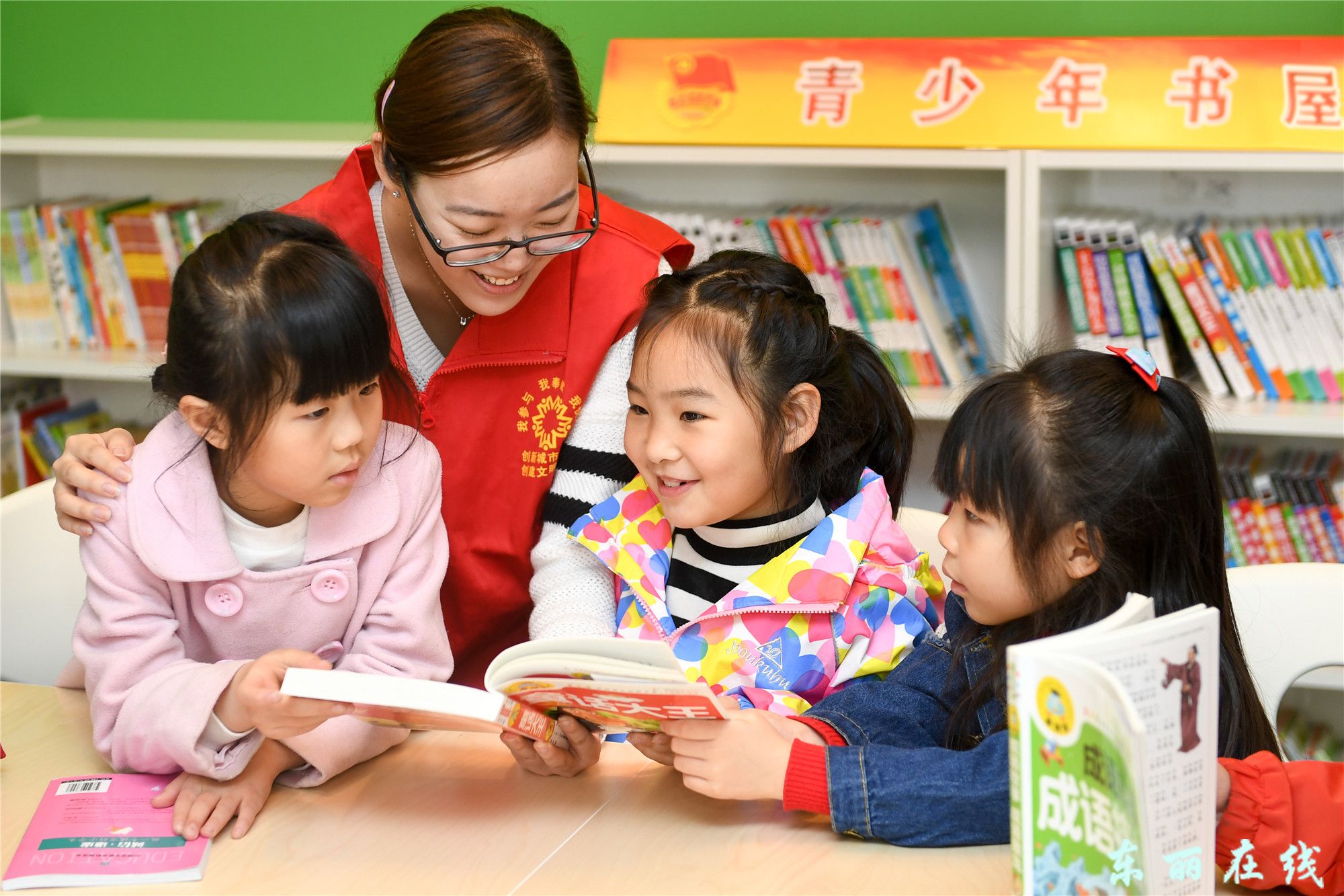 团区委向社区青少年书屋捐赠图书 - 图片新闻