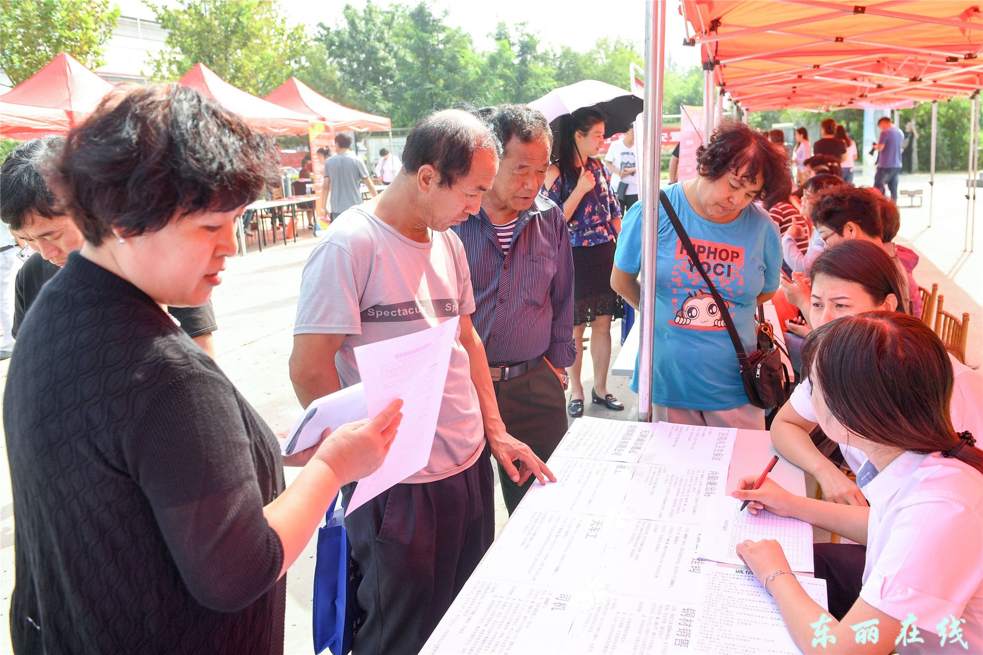 区举办下岗失业人员、大中专毕业生专场招聘会