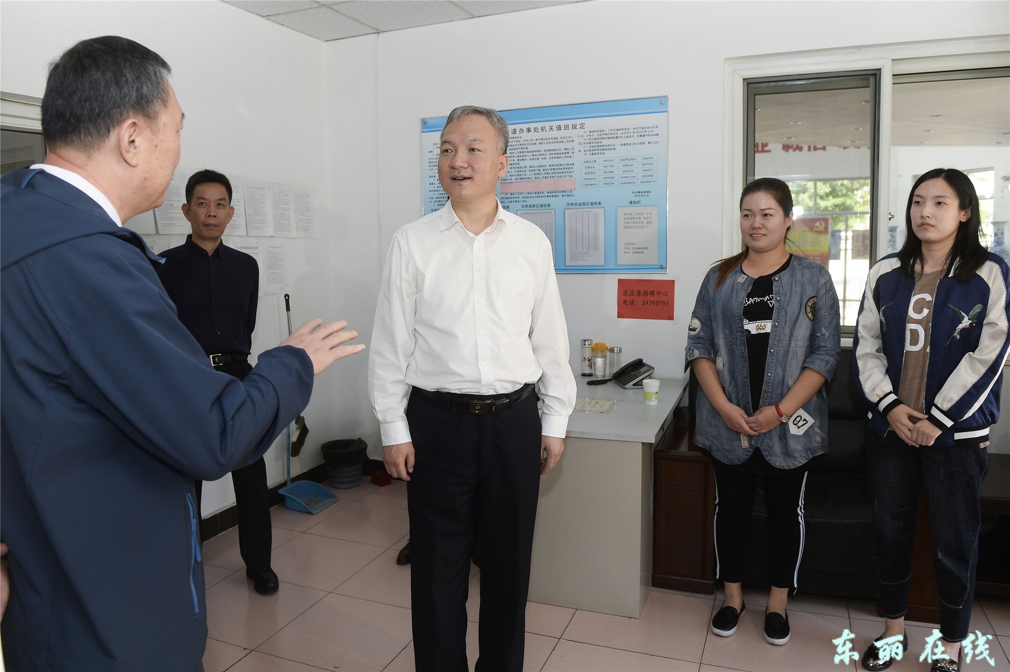 尚斌义节日期间慰问街道值班人员和检查安全稳