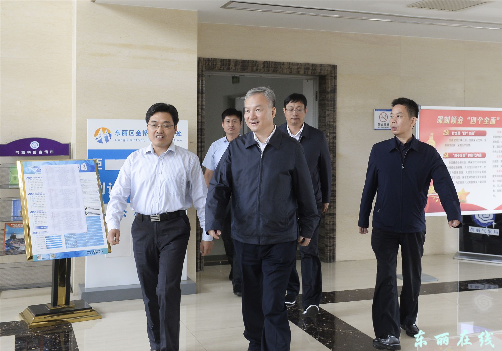 区领导节日期间慰问街道值班人员和检查安全稳