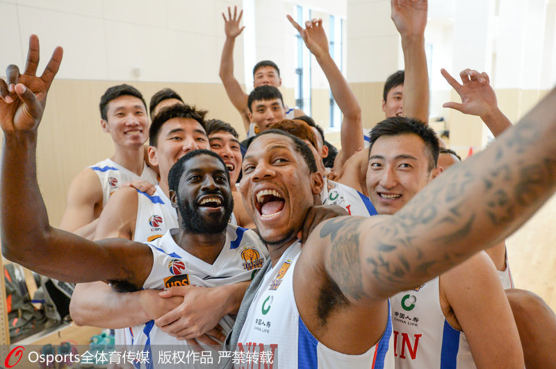 CBA各队写真搞怪连连 球员版公主抱、表情