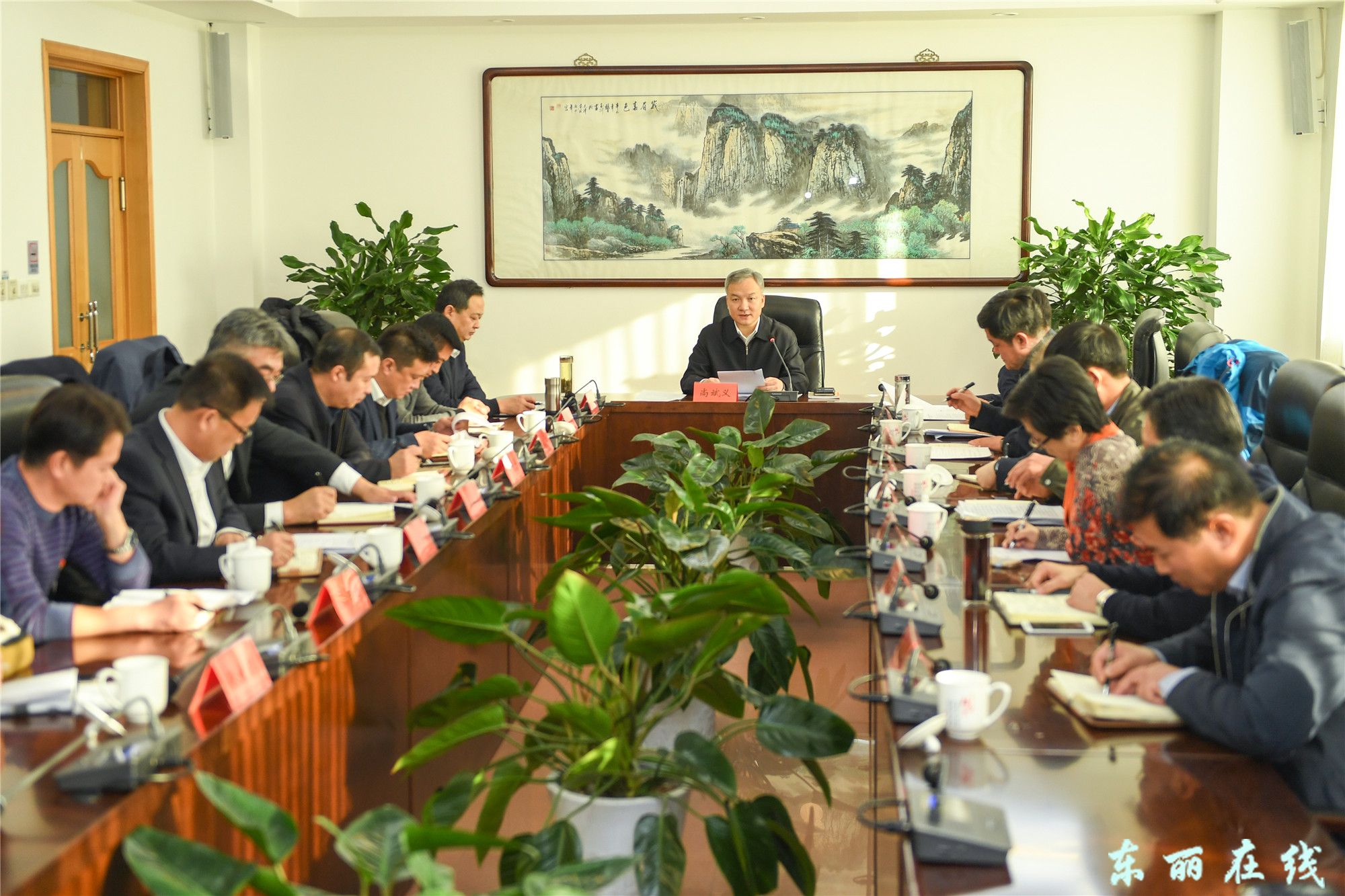 尚斌义主持召开区委常委会2017年度民主生活